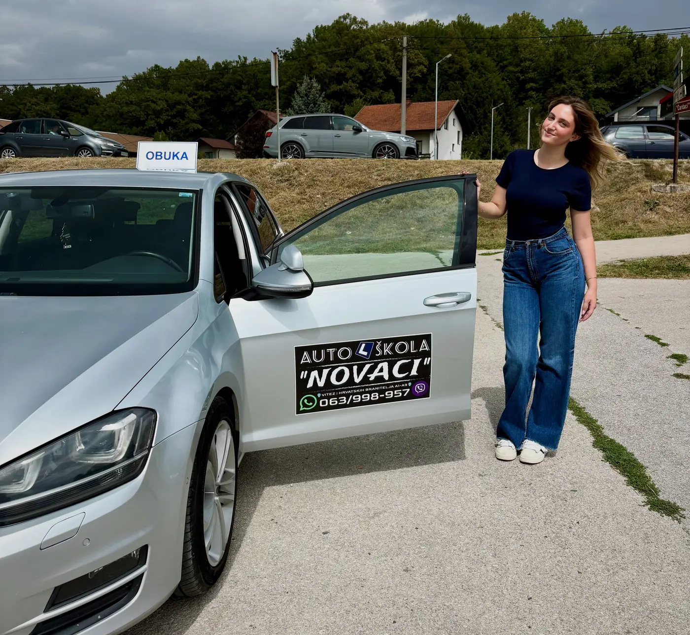 Kandidatkinja pored vozila Autoškole Novaci nakon položenog ispita