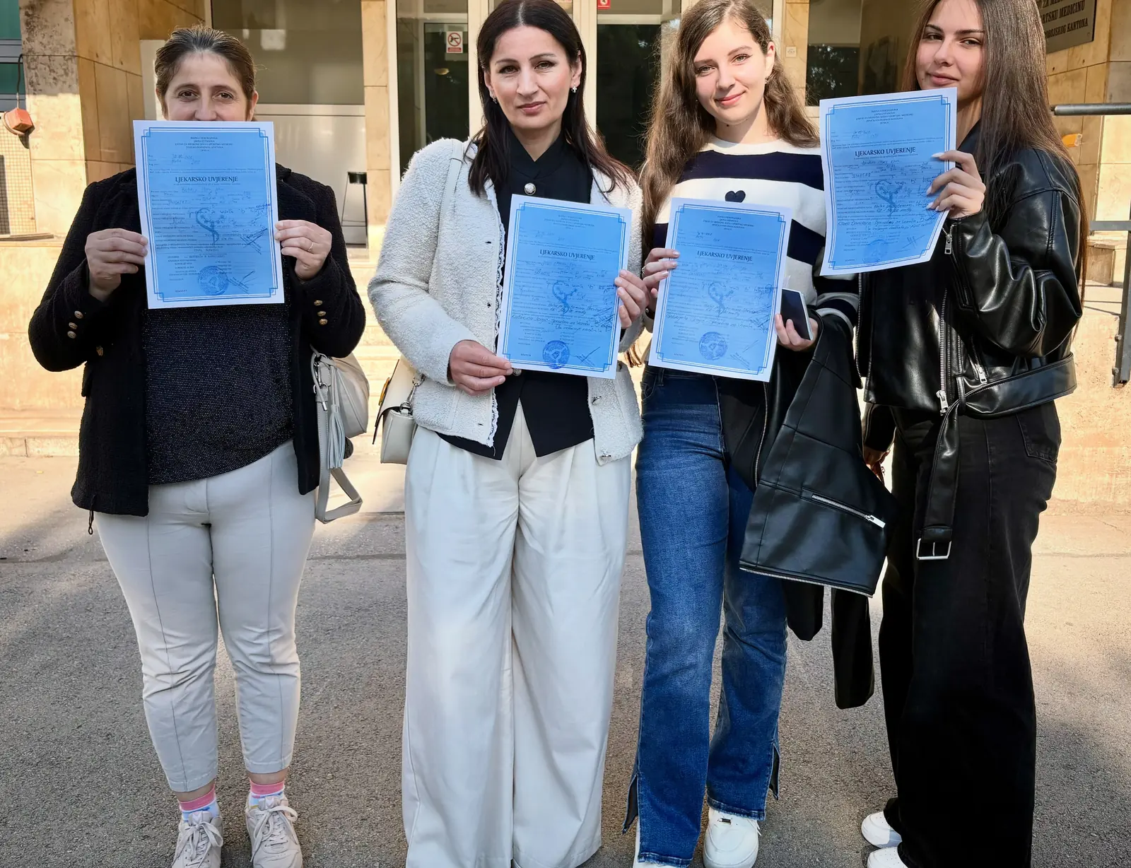 Četiri kandidatkinje s uvjerenjima ispred ispitnog mjesta