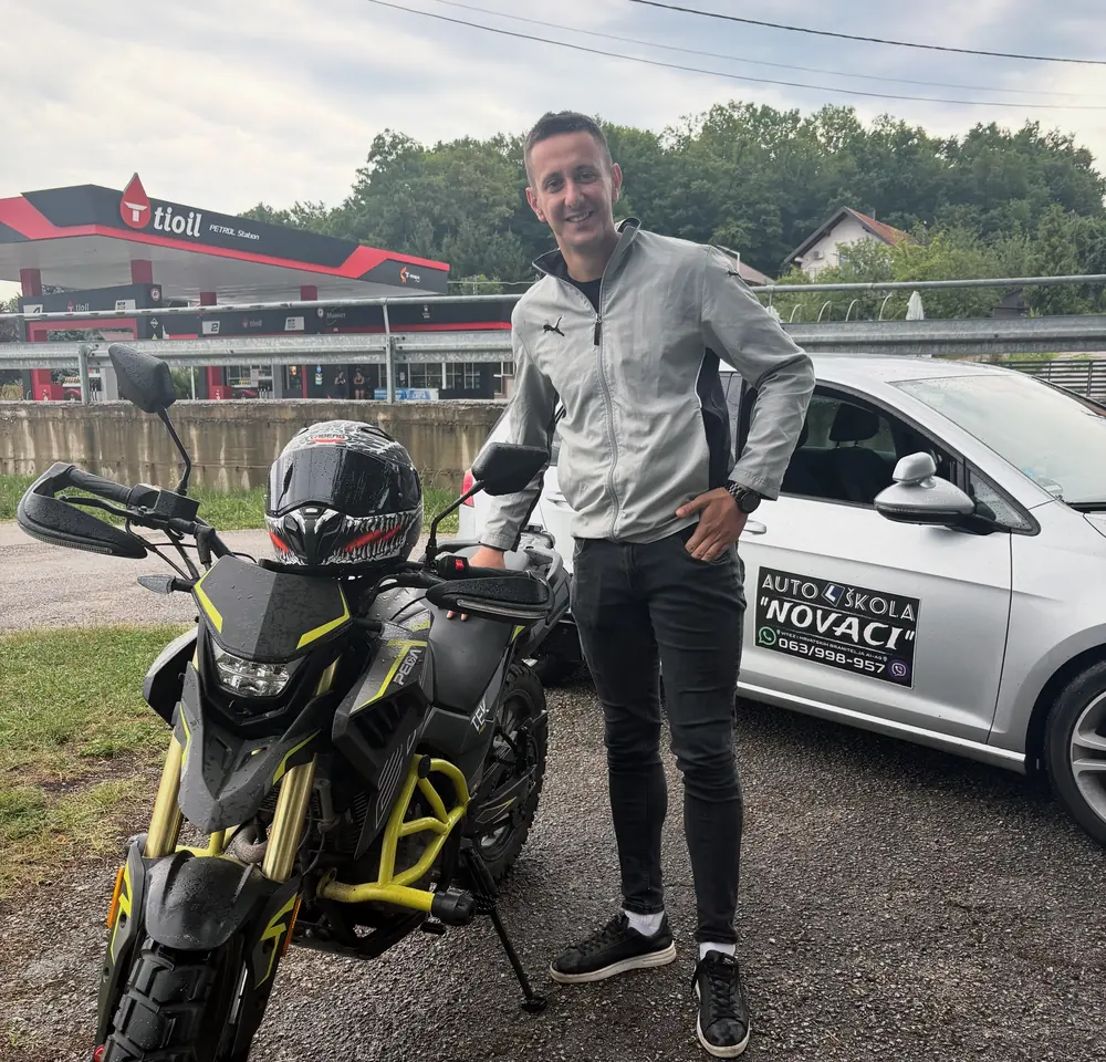 Kandidat pored motocikla i vozila Autoškole Novaci