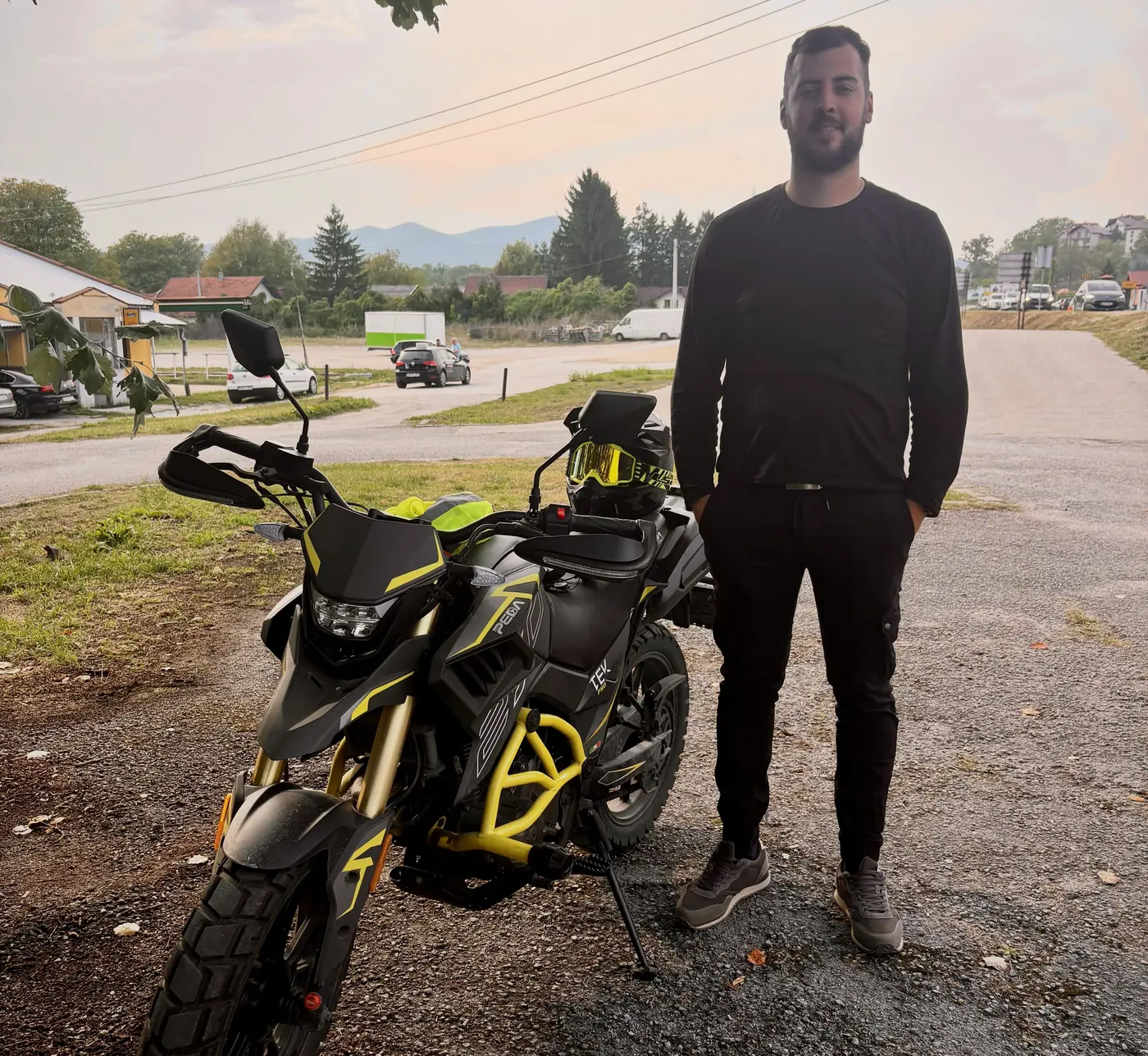 Kandidat pored motocikla za obuku A kategorije